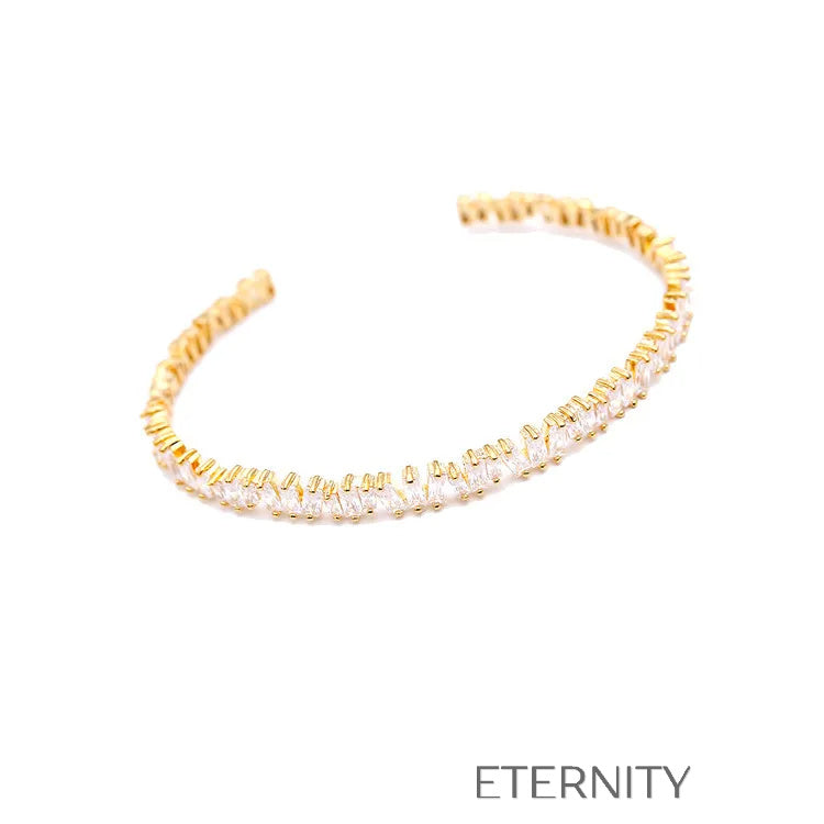 Brazaletes dorado y plateado con gemas brillantes elegantes