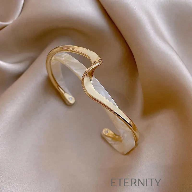 Brazalete dorado con detalle marmoleado blanco elegante Brazaletes Dorado Unica Acero Inoxidable ETERNITY
