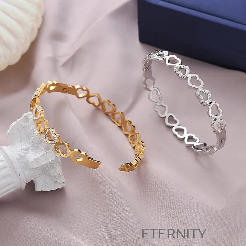 Brazalete Rígido Infinite Love con Corazones Calados y Cristales Brazaletes Dorado Unica Acero Inoxidable ETERNITY