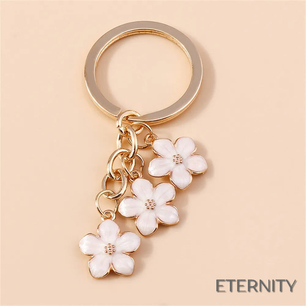 Adorable Llavero Femenino con Tres Flores Delicadas - ETERNITY
