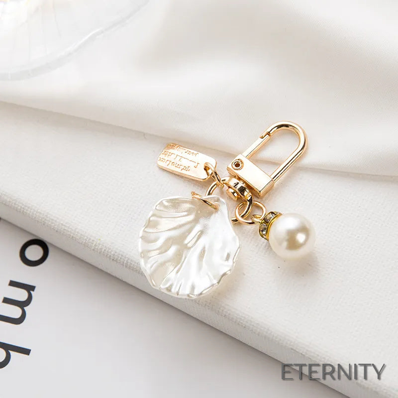 Llaveros Encantadores con Dijes de Corazón Grabado, Concha Marina y Perlas - ETERNITY
