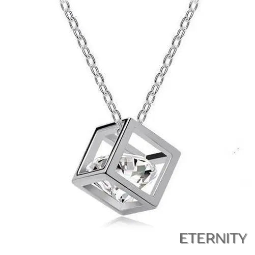 Collar Delicado con Dije de Cubo Tridimensional y Cristal - ETERNITY