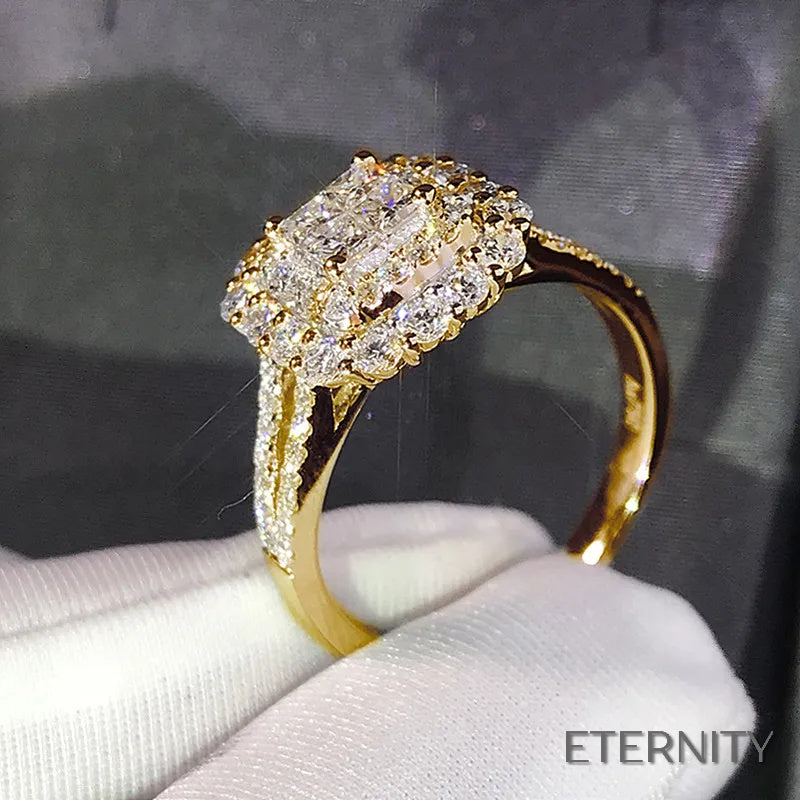 Elegante Anillo Plateado con Circonita Central Radiante y Micro-Engaste - ETERNITY