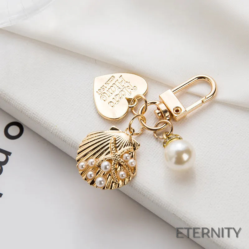 Llaveros Encantadores con Dijes de Corazón Grabado, Concha Marina y Perlas - ETERNITY