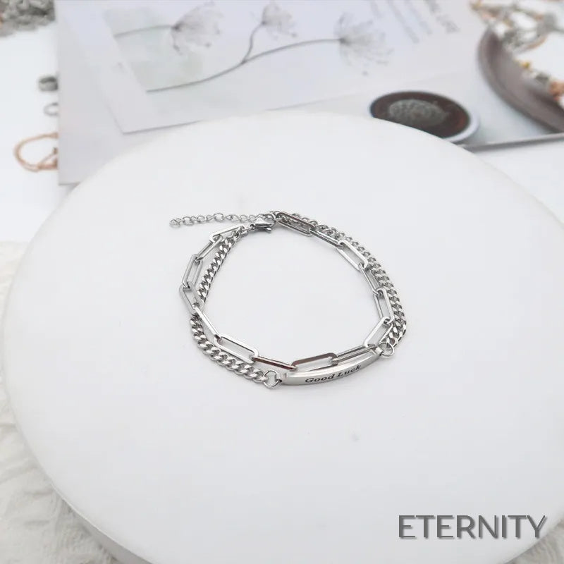 Brazalete de Doble Cadena Plateado con Placa Grabada "Good Luck" para Hombre - ETERNITY
