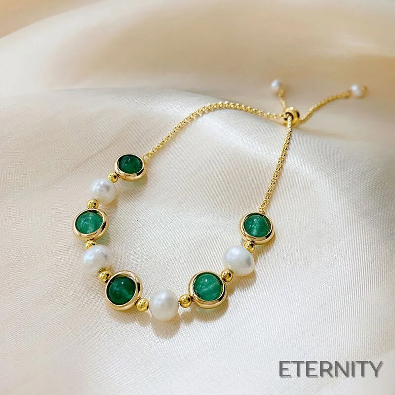 Brazalete Femenino con Perlas de Agua Dulce Irregulares y Gemas Verdes - ETERNITY