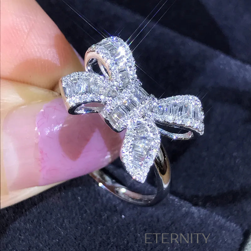Anillo Radiant Bow de Plata con Cristales de Corte Baguette y Pavé  Anillos Plateado 6 Acero Inoxidable  ETERNITY