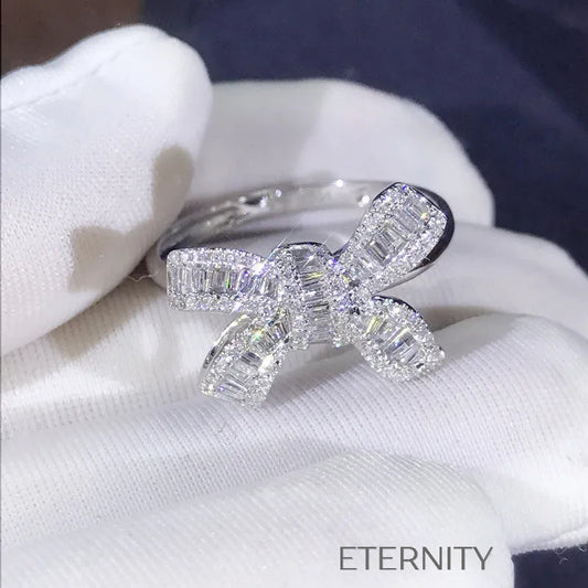 Anillo Radiant Bow de Plata con Cristales de Corte Baguette y Pavé  Anillos Plateado 6 Acero Inoxidable  ETERNITY