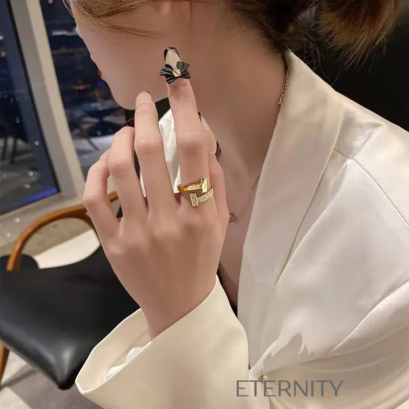 Anillo Iconic T Ajustable con Micro Circonias  Anillos Dorado Ajustable Acero Inoxidable  ETERNITY