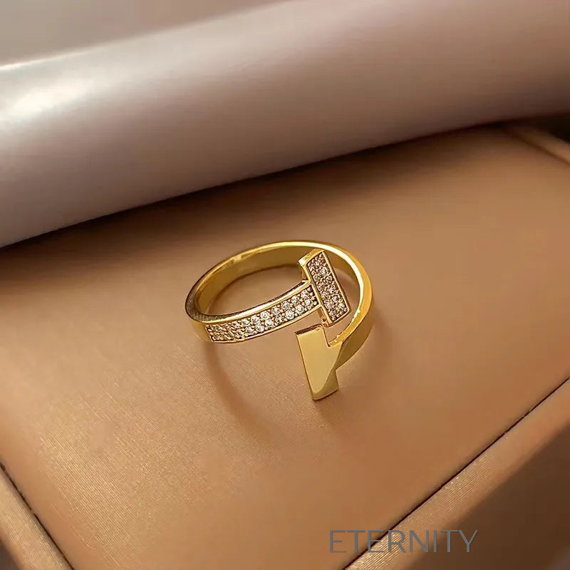 Anillo Iconic T Ajustable con Micro Circonias  Anillos Dorado Ajustable Acero Inoxidable  ETERNITY