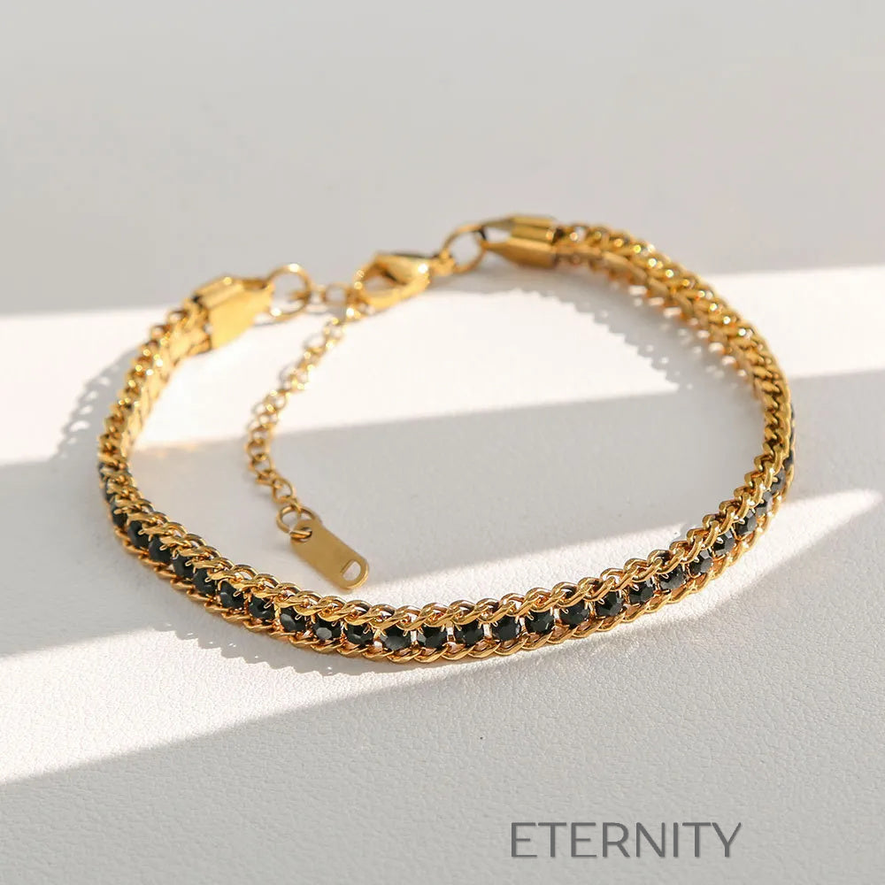 Brazaletes dorados con gemas de colores elegantes