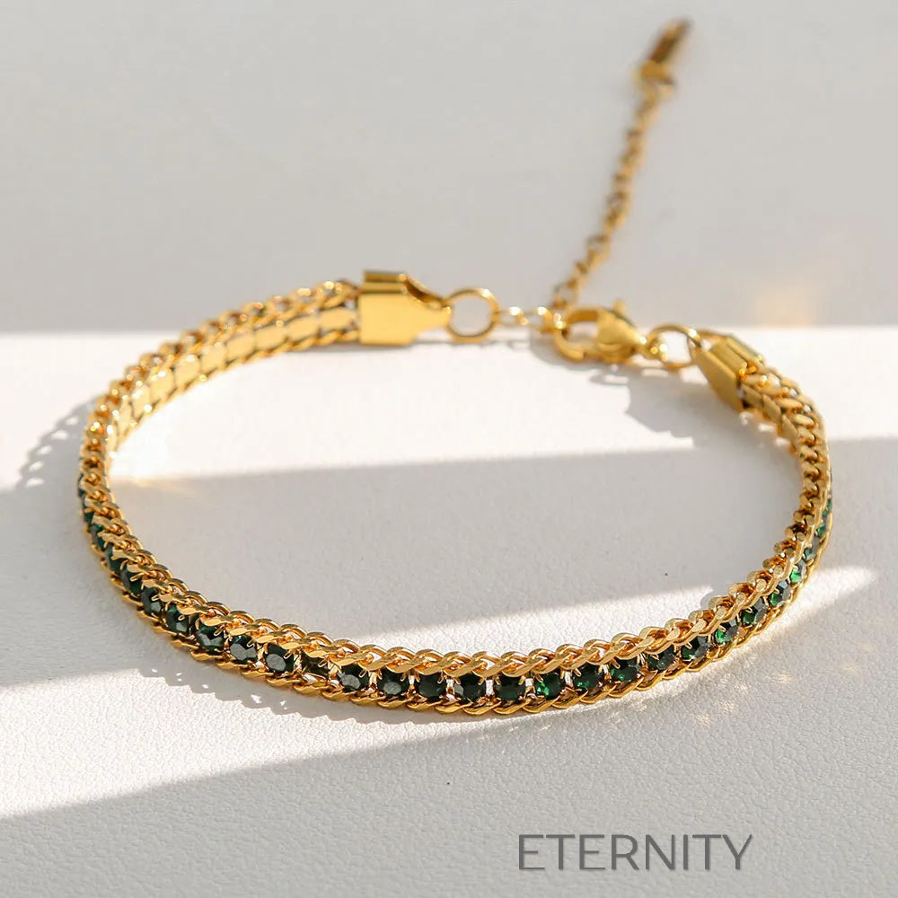 Brazaletes dorados con gemas de colores elegantes