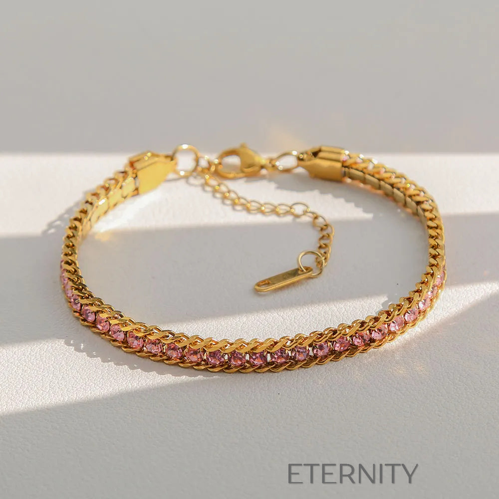 Brazaletes dorados con gemas de colores elegantes