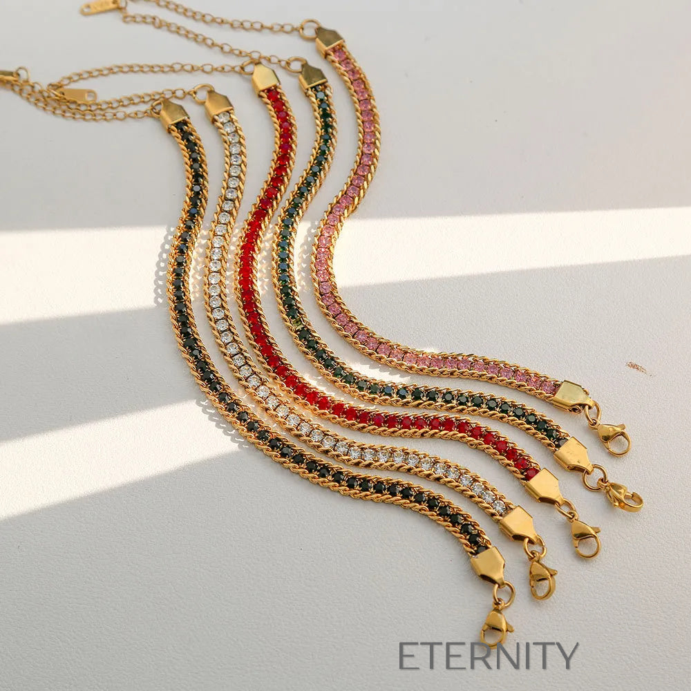 Brazaletes dorados con gemas de colores elegantes