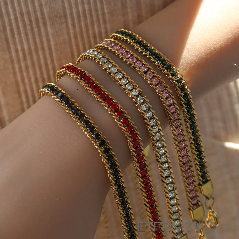 Brazaletes dorados con gemas de colores elegantes