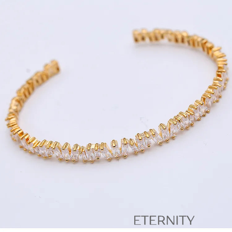 Brazaletes dorado y plateado con gemas brillantes elegantes