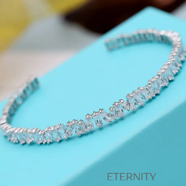 Brazaletes dorado y plateado con gemas brillantes elegantes
