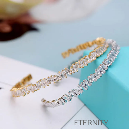 Brazaletes dorado y plateado con gemas brillantes elegantes
