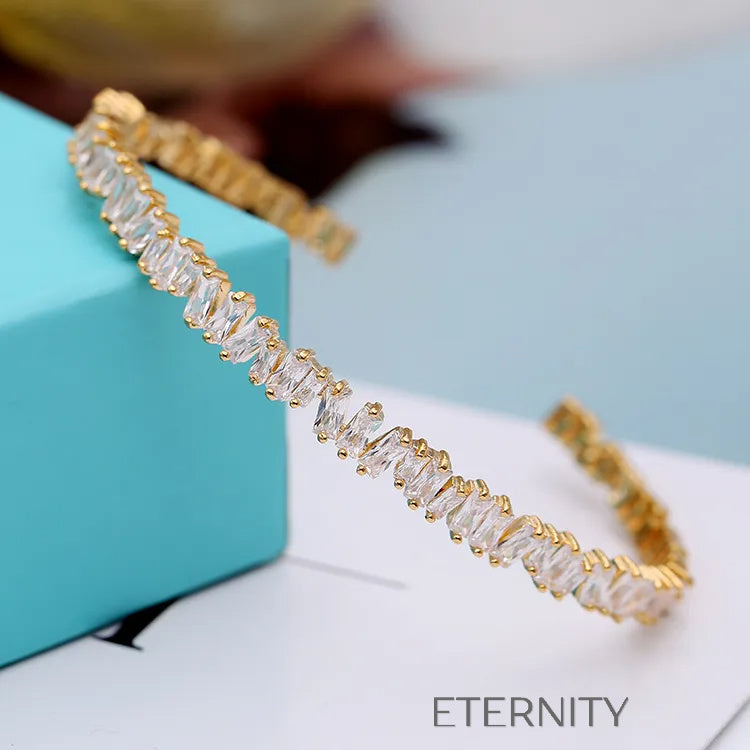 Brazaletes dorado y plateado con gemas brillantes elegantes