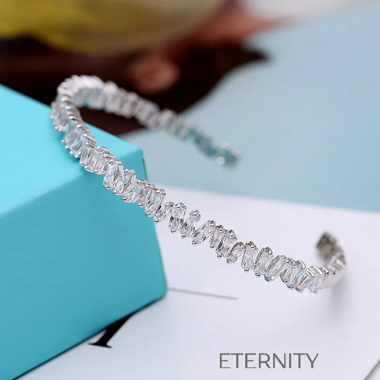 Brazaletes dorado y plateado con gemas brillantes elegantes