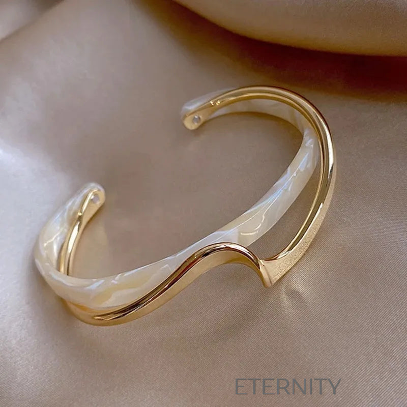 Brazalete dorado con detalle marmoleado blanco elegante Brazaletes Dorado Unica Acero Inoxidable  ETERNITY