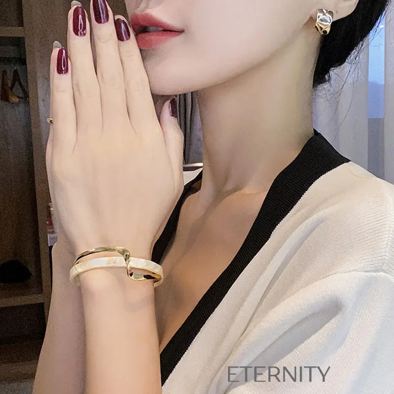 Brazalete dorado con detalle marmoleado blanco elegante Brazaletes Dorado Unica Acero Inoxidable  ETERNITY