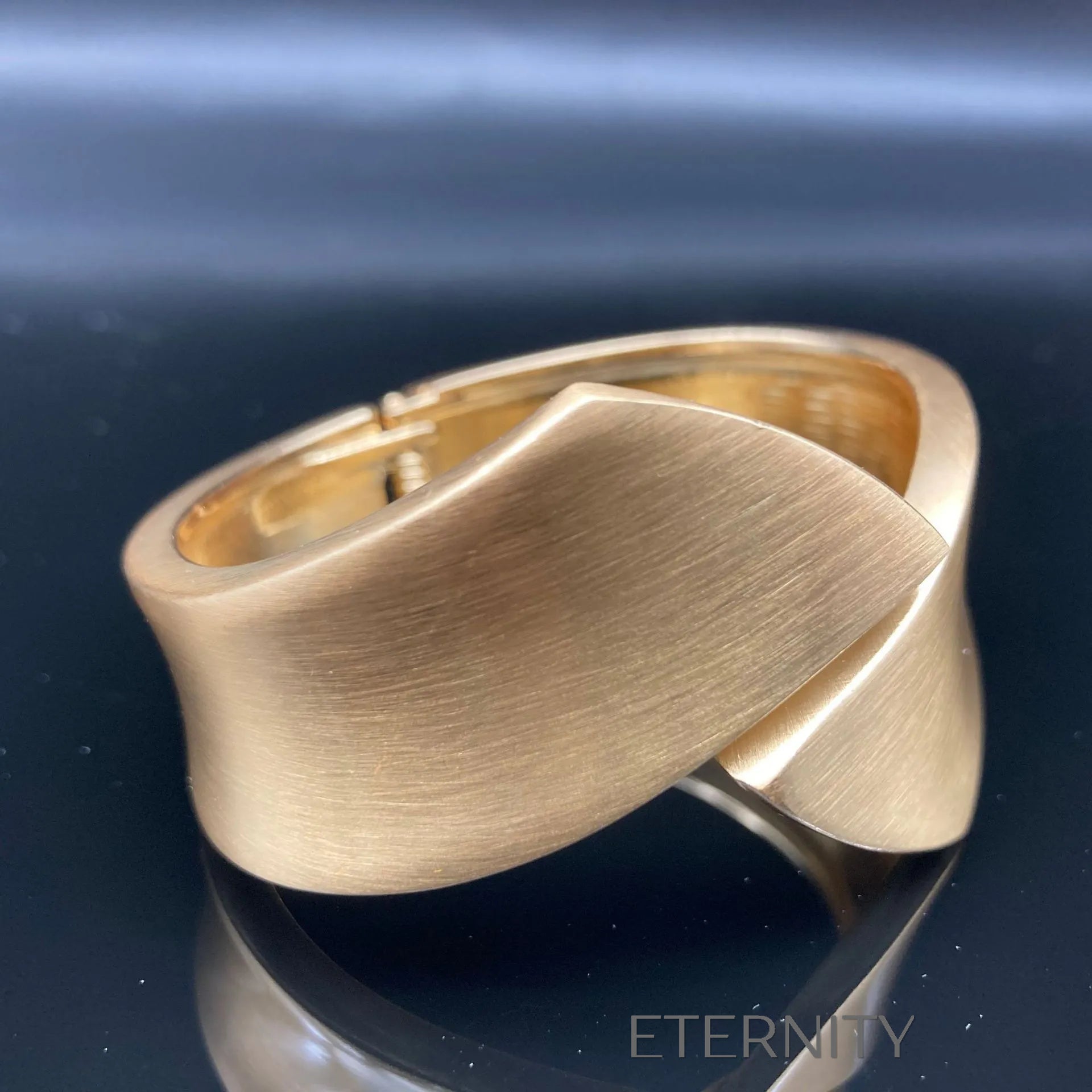 Brazalete Flow de Diseño Escultural  Brazaletes Dorado Unica Acero Inoxidable  ETERNITY