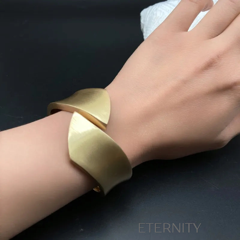 Brazalete Flow de Diseño Escultural  Brazaletes Dorado Unica Acero Inoxidable  ETERNITY