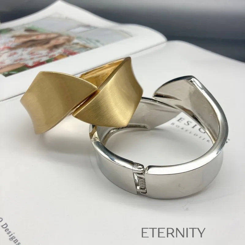Brazalete Flow de Diseño Escultural  Brazaletes Dorado Unica Acero Inoxidable  ETERNITY