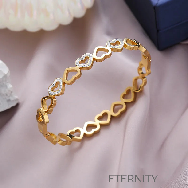 Brazalete Rígido Infinite Love con Corazones Calados y Cristales  Brazaletes Dorado Unica Acero Inoxidable  ETERNITY