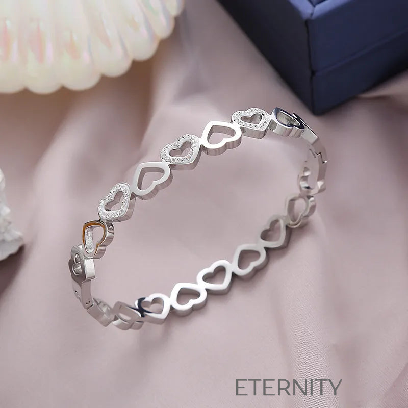 Brazalete Rígido Infinite Love con Corazones Calados y Cristales  Brazaletes Dorado Unica Acero Inoxidable  ETERNITY