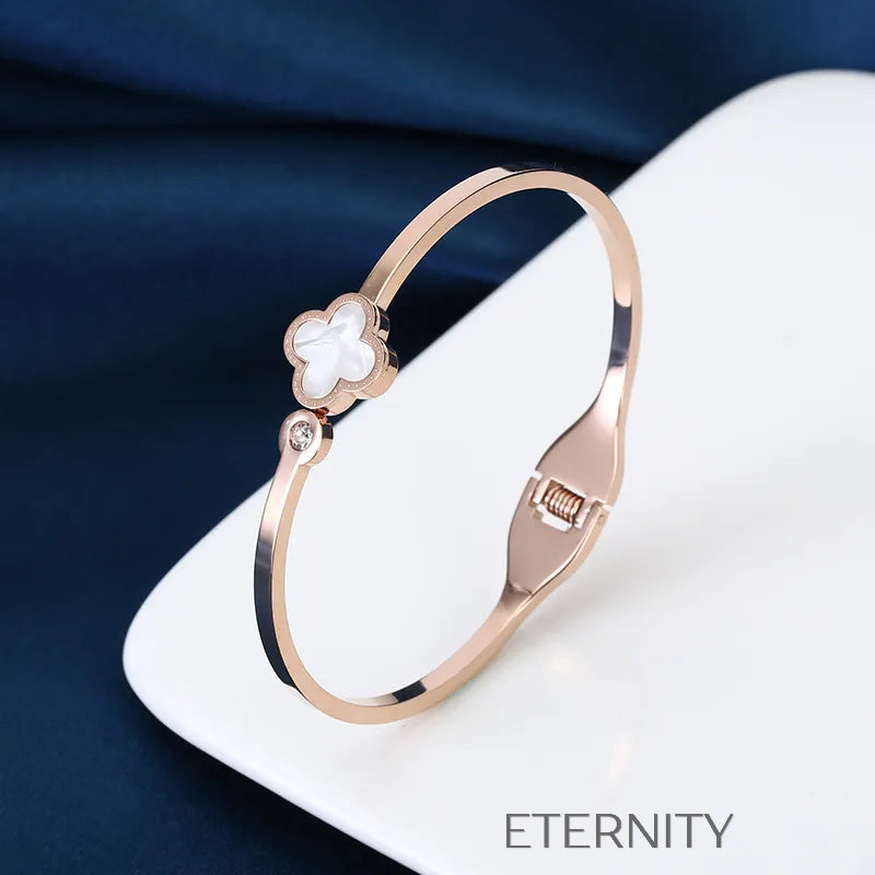 Brazalete Rígido Trébol con Nácar y Circones  Brazaletes Dorado Unica Acero Inoxidable  ETERNITY