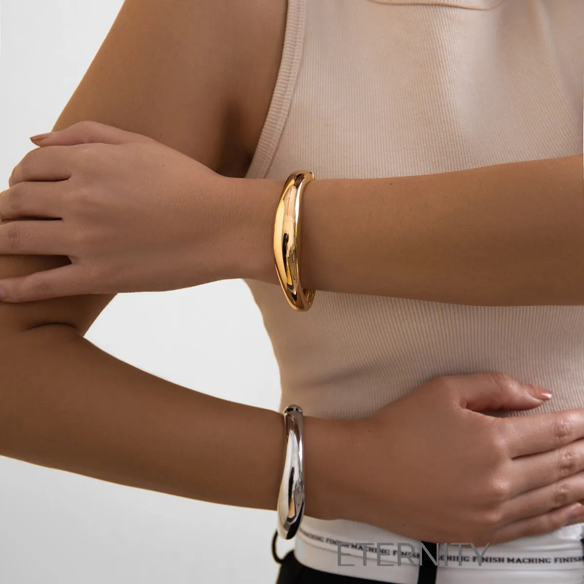 Brazalete metálico plateado pulido estilo minimalista Brazaletes Plateado Unica Acero Inoxidable  ETERNITY