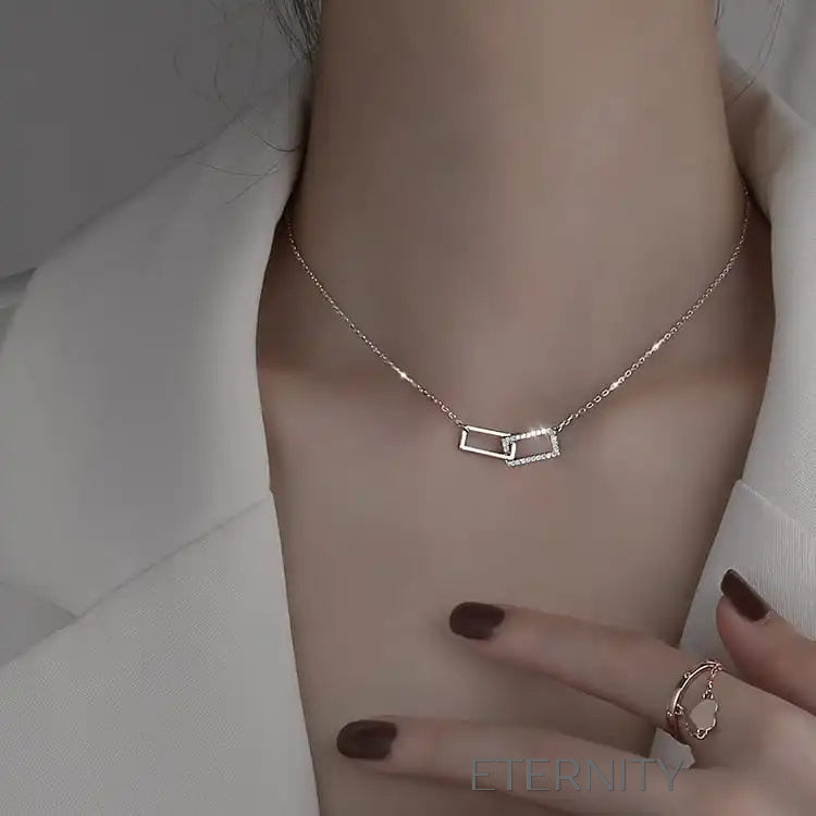 Collar Minimalista de Rectángulos Entrelazados con Cristales  Cadenas Dorado Unica Acero Inoxidable  ETERNITY
