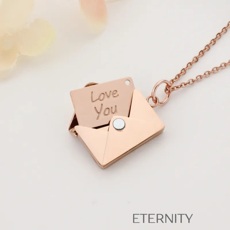Collar Love Letter con Dije de Sobre Secreto  Cadenas Dorado Unica Acero Inoxidable  ETERNITY