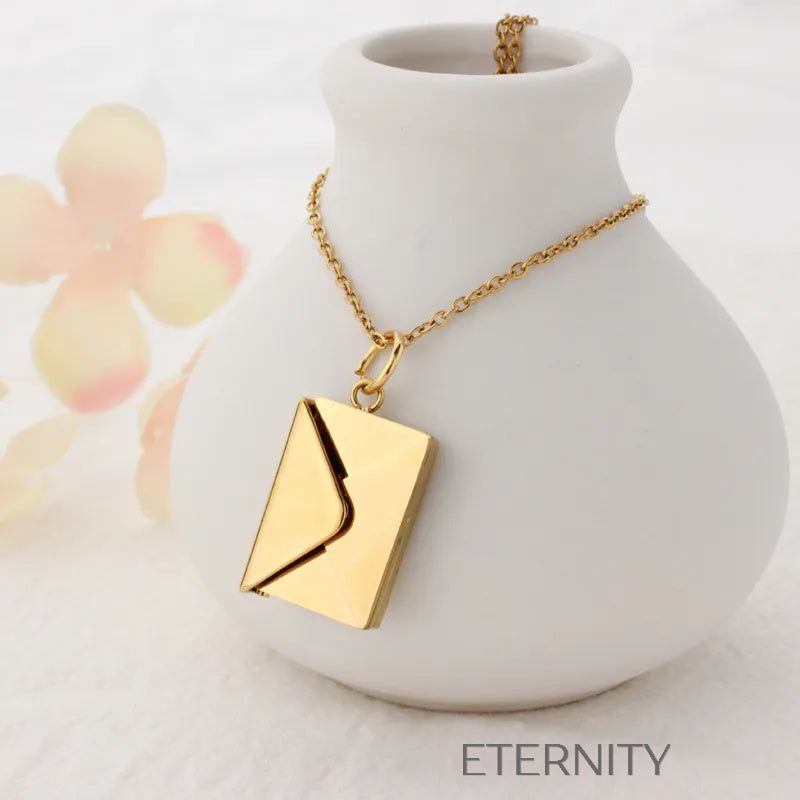 Collar Love Letter con Dije de Sobre Secreto  Cadenas Dorado Unica Acero Inoxidable  ETERNITY