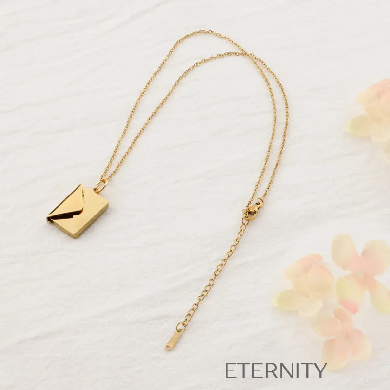 Collar Love Letter con Dije de Sobre Secreto  Cadenas Dorado Unica Acero Inoxidable  ETERNITY