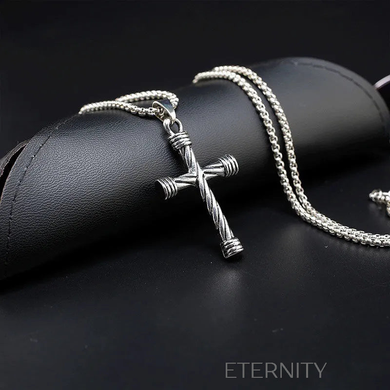 Collar con Dije de Cruz Industrial Texturizada en Acero  Cadenas Plateado Unica Acero Inoxidable  ETERNITY