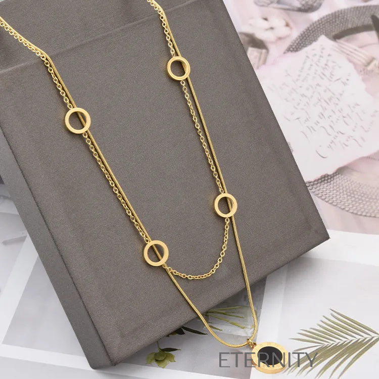 Collar Doble Eternal Lucky Clover en Oro con Esmalte Negro  Cadenas Dorado Unica Acero Inoxidable  ETERNITY