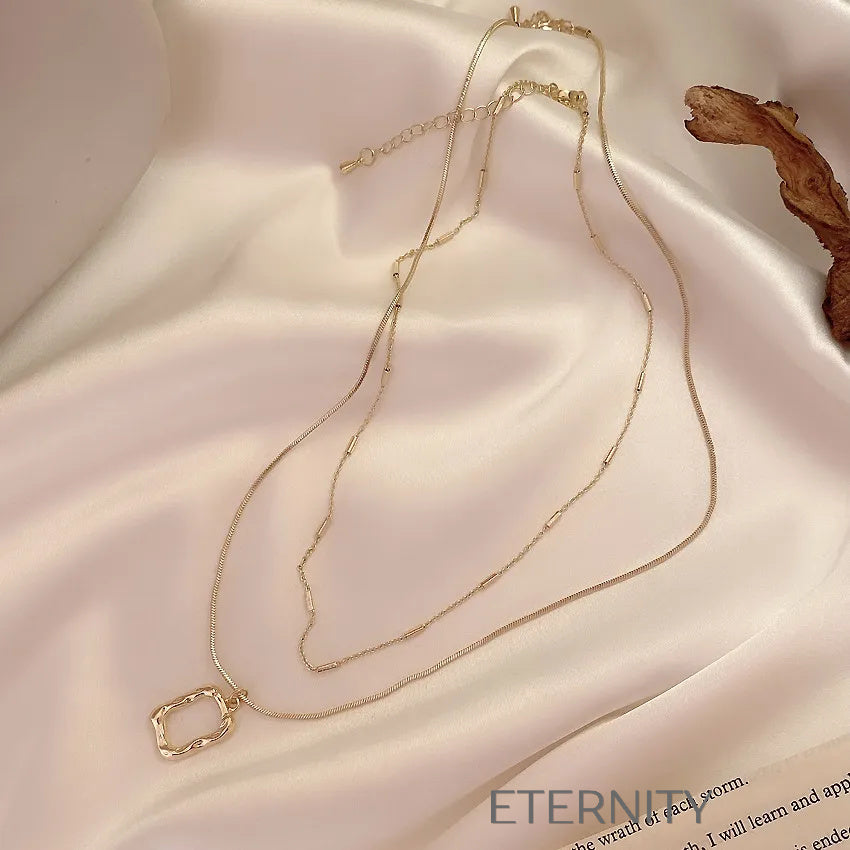 Collar de Doble Capa con Dije Geométrico Orgánico  Cadenas Dorado Unica Acero Inoxidable  ETERNITY