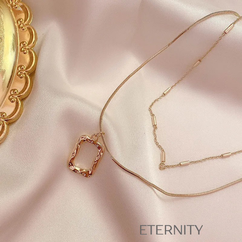 Collar de Doble Capa con Dije Geométrico Orgánico  Cadenas Dorado Unica Acero Inoxidable  ETERNITY