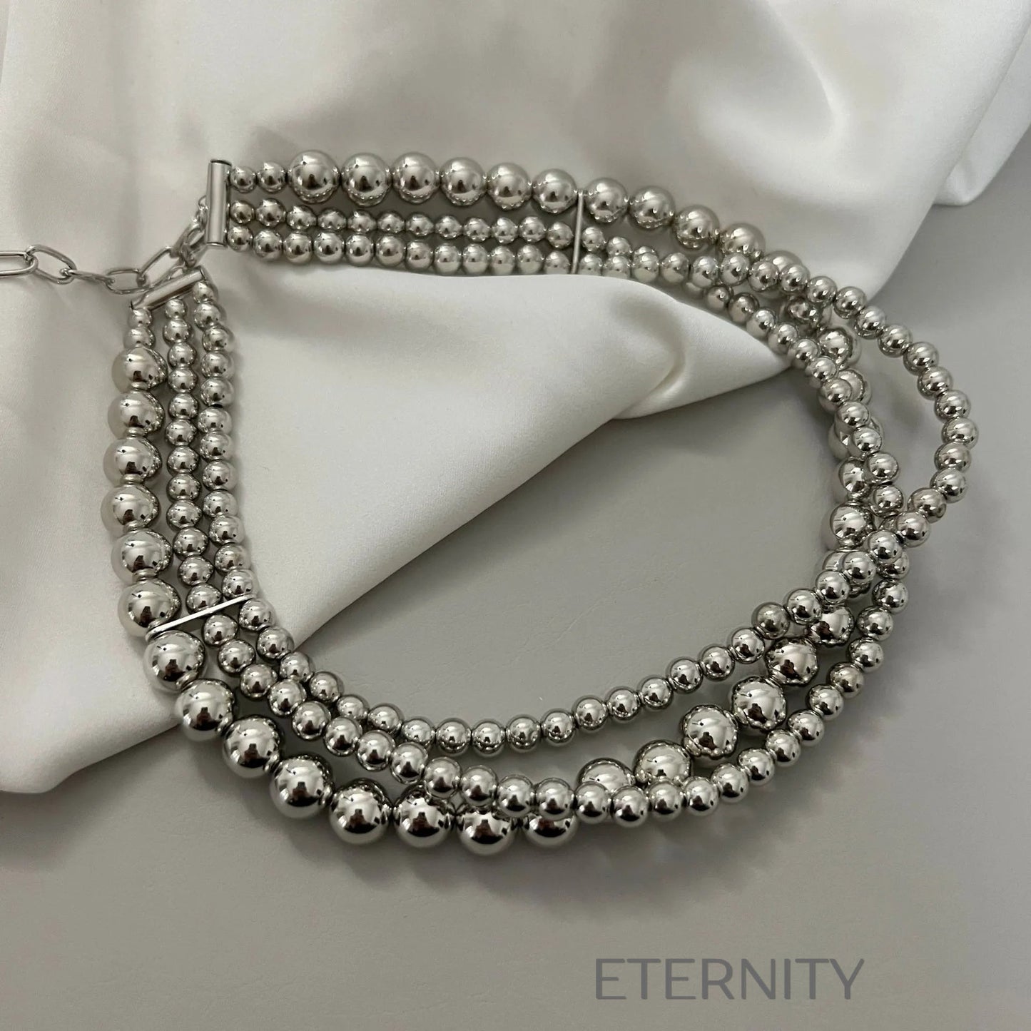Collar plateado de múltiples hileras con esferas metálicas elegantes Cadenas Perla Unica Acero Inoxidable  ETERNITY