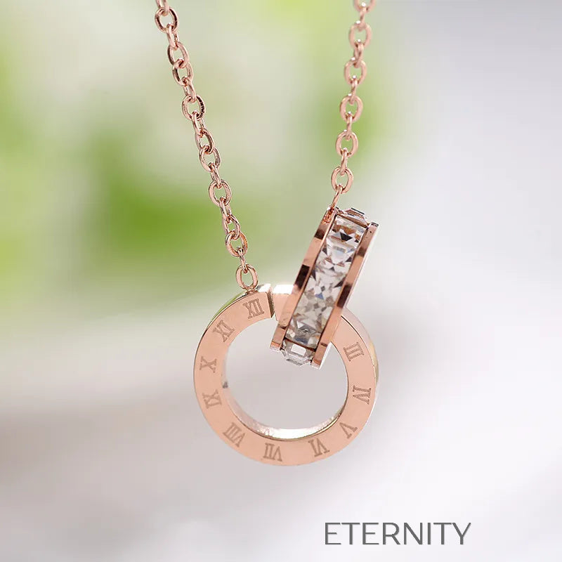 Collar de Círculos Entrelazados con Números Romanos y Cristales  Cadenas Dorado Unica Acero Inoxidable  ETERNITY
