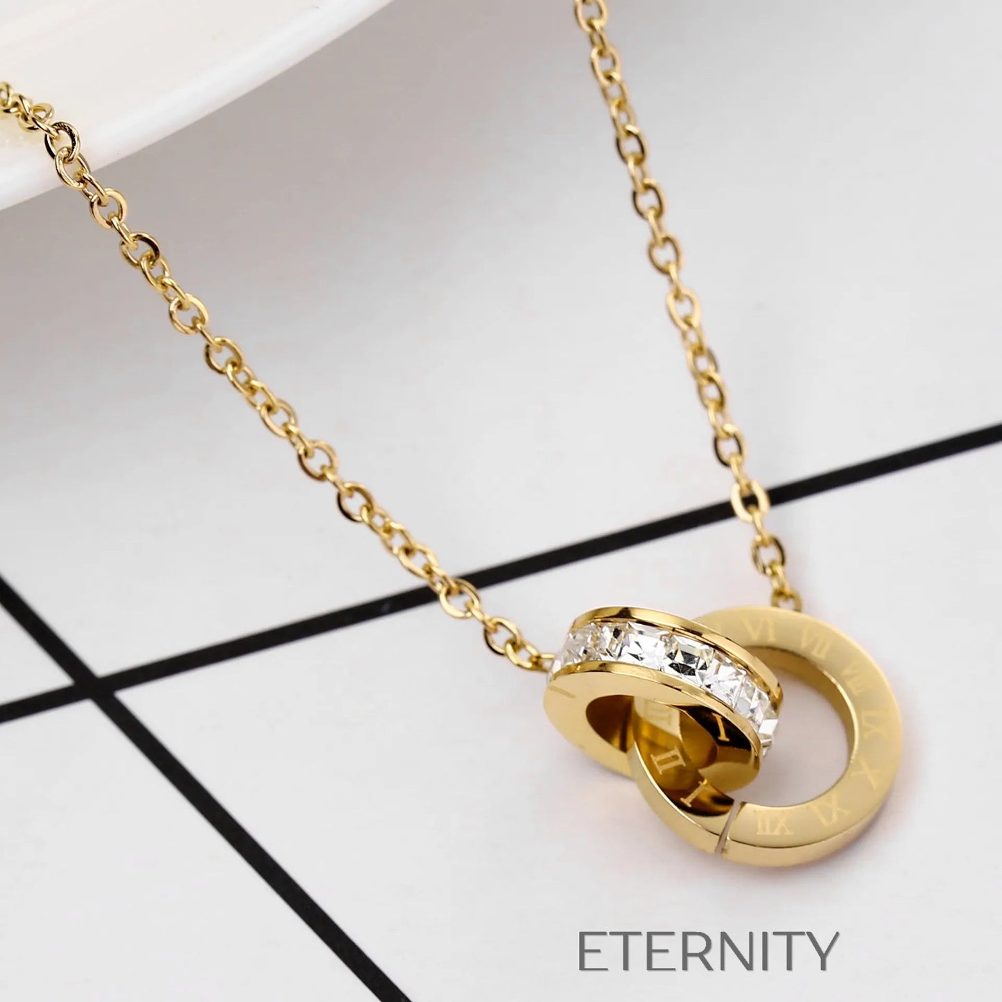Collar de Círculos Entrelazados con Números Romanos y Cristales  Cadenas Dorado Unica Acero Inoxidable  ETERNITY