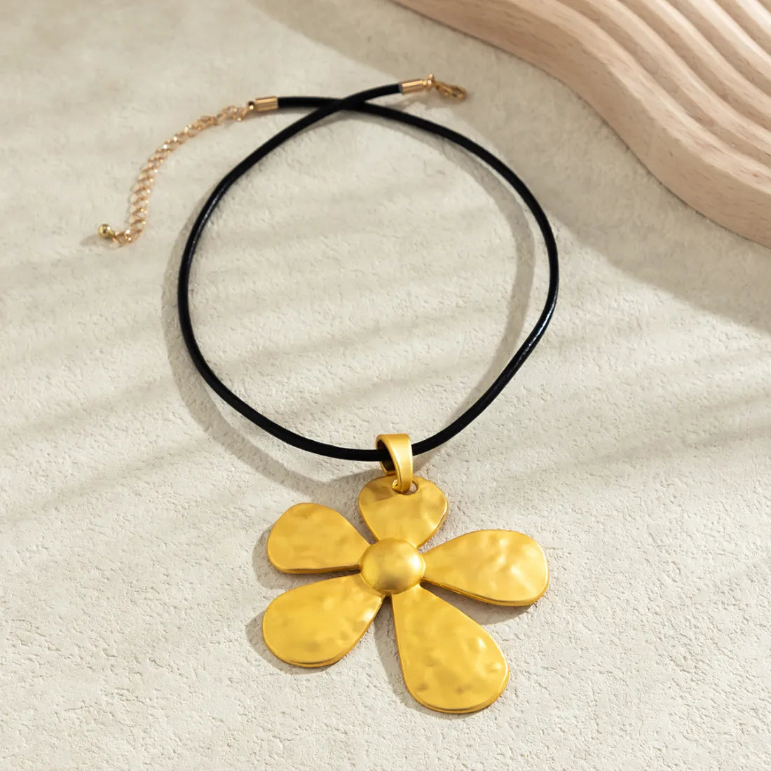 Collar "Flora Bloom" ETERNITY - Dije Flor Texturizada