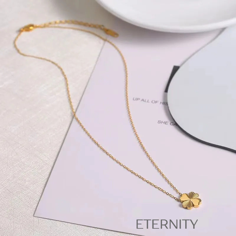 Collar Radiant Clover con Dije de Trébol de Cuatro Hojas en Oro  Cadenas Dorado Unica Acero Inoxidable  ETERNITY