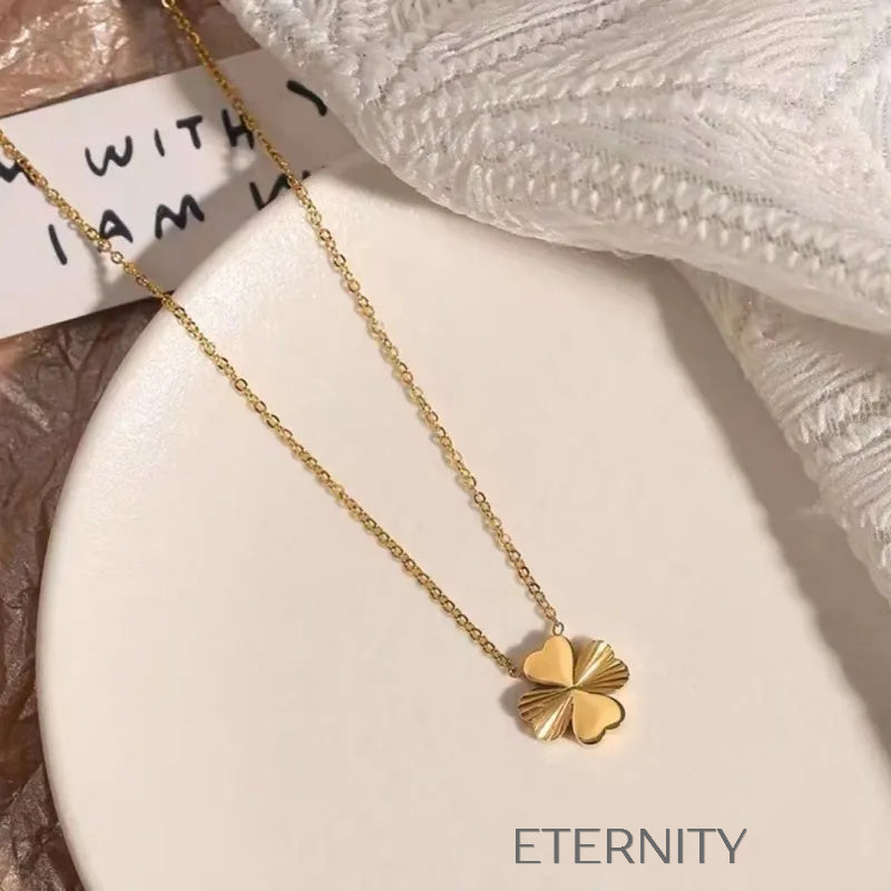 Collar Radiant Clover con Dije de Trébol de Cuatro Hojas en Oro  Cadenas Dorado Unica Acero Inoxidable  ETERNITY
