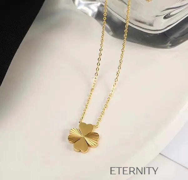Collar Radiant Clover con Dije de Trébol de Cuatro Hojas en Oro  Cadenas Dorado Unica Acero Inoxidable  ETERNITY