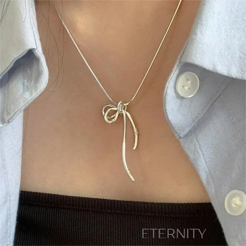 Collar Eternal Ribbon con Dije de Lazo Estilizado en Oro y Plata  Cadenas Plateado Unica Acero Inoxidable  ETERNITY