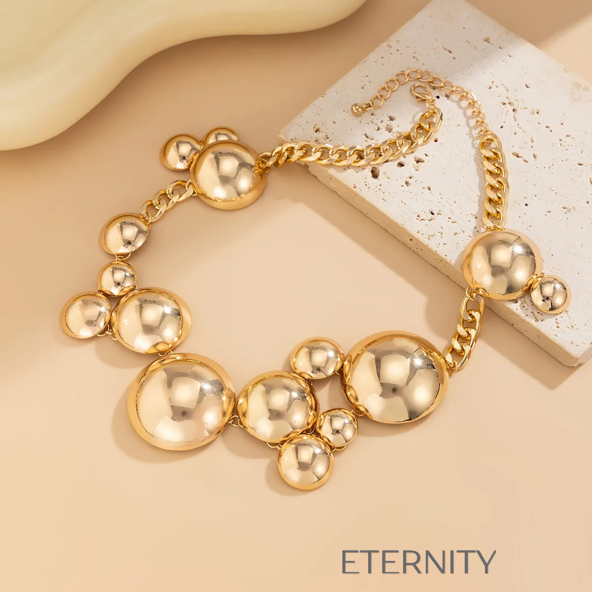 Collar de Impacto Celestial Orb con Esferas Esculturales y Acabado Espejo  Cadenas Dorado Unica Acero Inoxidable  ETERNITY